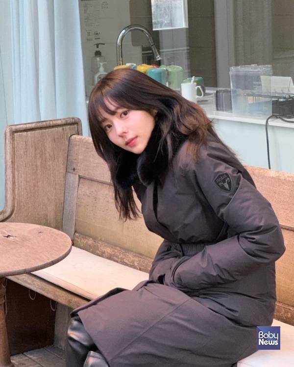 배우 채수빈이 인스타그램을 통해 사랑스러우면서도 청순한 롱패딩룩을 선보였다. ⓒ노비스(Nobis)