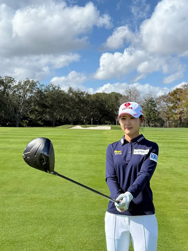 황유민이 25일(현지시간) 미국 플로리다주 올랜도의 레이크 노나 골프 앤드 컨트리클럽에서 LPGA 투어 2026시즌 개막전 힐튼 그랜드 베이케이션스 토너먼트 오브 챔피언스 연습 라운드를 돌아보며 포즈를 취하고 있다.(사진=와우매니지먼트그룹 제공)