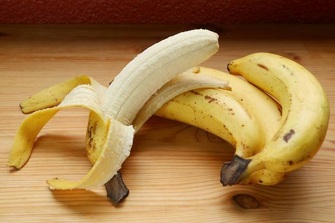 바나나 껍질의 안쪽은 타닌과 천연 오일 성분이 함유돼 있어 오래된 가죽 제품의 윤기를 되살릴 수 있다. 사진=게티이미지뱅크
