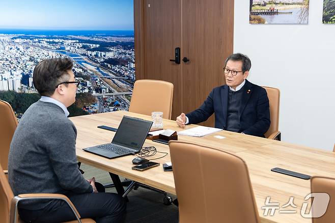 김홍규 강원 강릉시장이 시청 집무실에서 뉴스1과 신년 인터뷰를 하고 있다. 김 시장은 민선 8기 마지막 해를 맞아 옥계항을 축으로 한 경제도시 구상과 국제행사를 통한 관광 전략, 가뭄 대응 과정에서의 행정 판단과 책임에 대해 설명했다. 2026.1.27/뉴스1