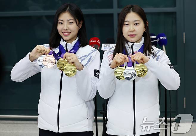스피드스케이팅 김민선(오른쪽)과 이나현이 제9회 하얼빈 동계아시안게임 출전을 마치고 12일 오후 인천국제공항을 통해 귀국해 기념사진을 찍고 있다. 2025.2.12/뉴스1 ⓒ News1 이동해 기자