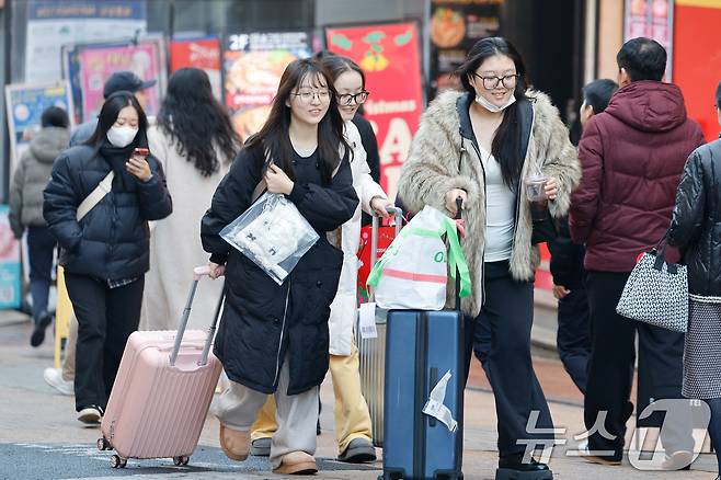 무비자 입국과 중일 항공편 취소 여파 등으로 유커(중국인 관광객)가 늘고 있는 7일 서울 중구 명동거리가 관광객들로 북적이고 있다. 2025.12.7/뉴스1 ⓒ News1 안은나 기자