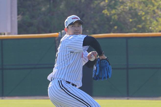 LG 트윈스 투수 손주영이 25일(현지시간) 미국 애리조나주 스코츠데일에서 진행한 LG 1차 스프링캠프에서 훈련하고 있다. (LG 트윈스 제공)