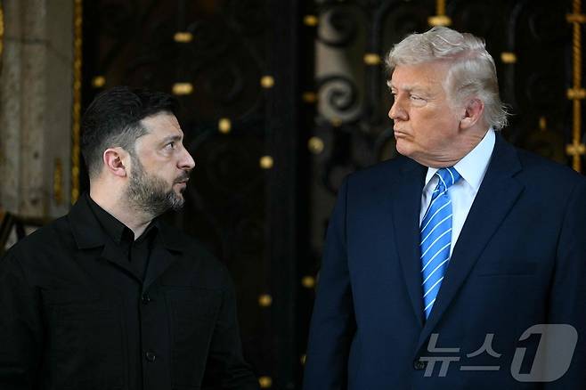 볼로디미르 젤렌스키 우크라이나 대통령(왼쪽)과 도널드 트럼프 미국 대통령. 2025.12.28 ⓒ AFP=뉴스1 ⓒ News1 이지예 객원기자