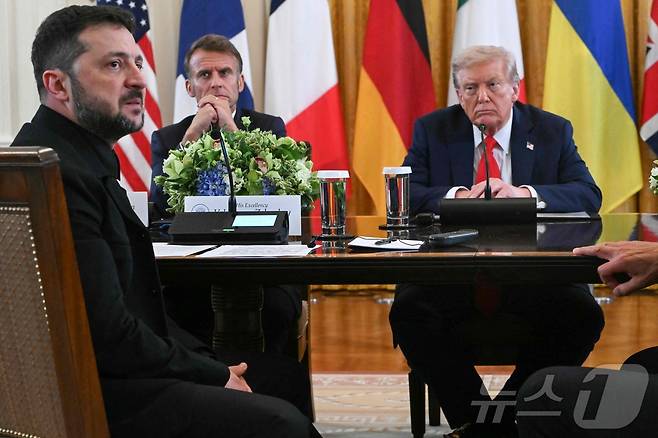 18일(현지시간) 미국 우크라이나 유럽 확대 정상회의에 참석한 볼로디미르 젤렌스키 우크라이나 대통령(왼쪽부터), 에마뉘엘 마크롱 프랑스 대통령, 도널드 트럼프 미국 대통령. 2025.08.18 ⓒ AFP=뉴스1 ⓒ News1 이지예 객원기자