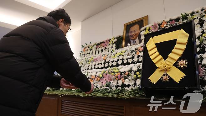 시민들이 27일 오후 서울 종로구 서울대학교병원 장례식장에 마련된 고 이해찬 민주평화통일자문회의 수석부의장의 빈소를 찾아 조문하고 있다. 2026.1.27/뉴스1 ⓒ News1 사진공동취재단