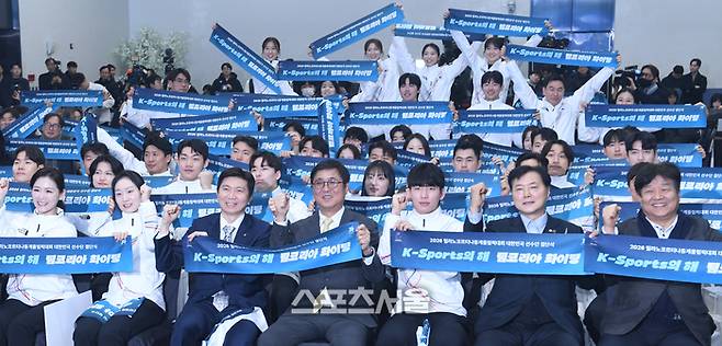 주요 귀빈 및 선수단이 22일 서울 송파구 올림픽파크텔에서 열린 2026 밀라노코르티나 동계올림픽 대한민국 선수단 결단식에서 기념촬영을 하고 있다. 잠실 | 최승섭기자 thunder@sportsseoul.com