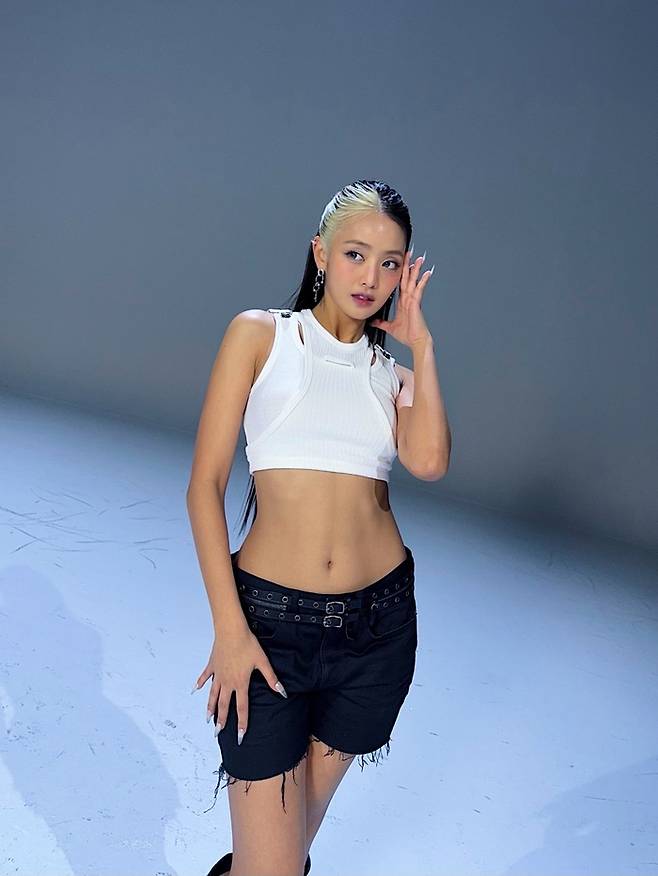 아이들 민니, 과감한 크롭 톱 스타일링... 한계 없는 콘셉트 소화력