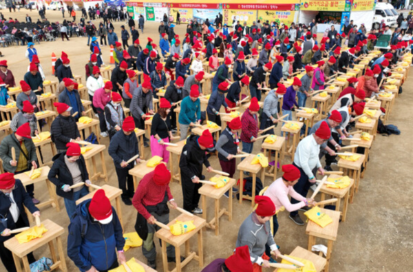 문화체육관광부가 지정하는 '2026~2027 문화관광축제'에 경북 청송군의 대표 축제인 '청송사과축제'가 선정됐다. (지난해 열린 청송사과축제에서 '꿀잼 사과난타'에 참가한 주민과 관광객이 사과잼을 만드는 모습). /사진=청송군