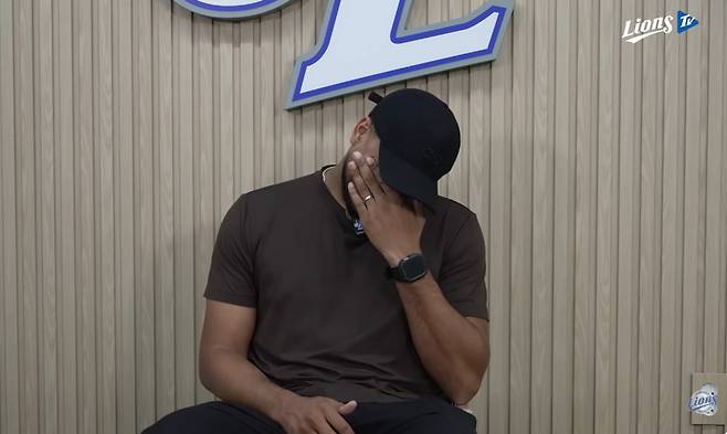 작별 인사를 하며 눈물을 흘리는 데니 레예스. 사진=삼성 라이온즈 공식 유튜브 채널 캡쳐