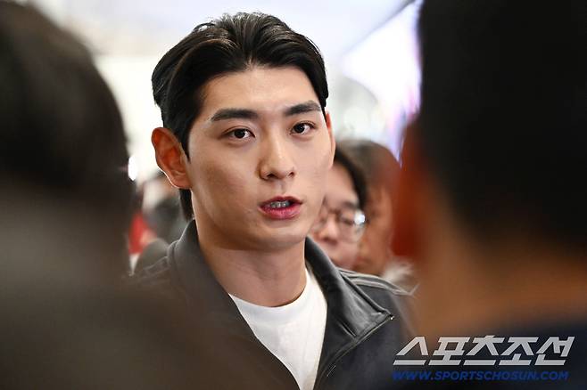 21일 오후 이정후가 인천공항 제2터미널을 통해 출국했다. 출국에 앞서 인터뷰에 응하고 있는 이정후. 인천공항=송정헌 기자songs@sportschosun.com/2026.01.21/