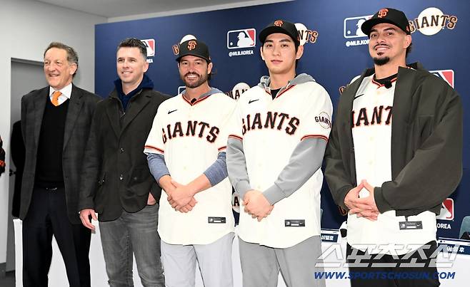 미국 메이저리그 샌프란시스코 자이언츠 이정후가 7일 이천 LG챔피언스파크에서 열린 미디어데이에서 기자회견을 가졌다. 이날 기자회견에는 래리 베어 CEO, 버스터 포지 사장, 토니 비텔로 감독, 윌리 아다메스가 함께했다. 포즈를 취하는 이정후와 팀 동료들의 모습. 이천=허상욱 기자wook@sportschosun.com/2026.01.07/