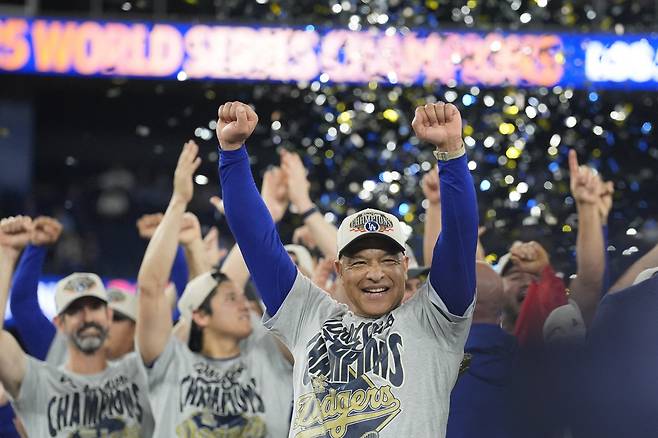 Oct 31, 2025; Toronto, Ontario, CAN; Los Angeles Dodgers manager Dave Roberts (30) celebrates on the podium during the post game celebration after defeating the Toronto Blue Jays in the 2025 MLB World Series at Rogers Centre. Mandatory Credit: John E. Sokolowski-Imagn Images







<저작권자(c) 연합뉴스, 무단 전재-재배포, AI 학습 및 활용 금지>