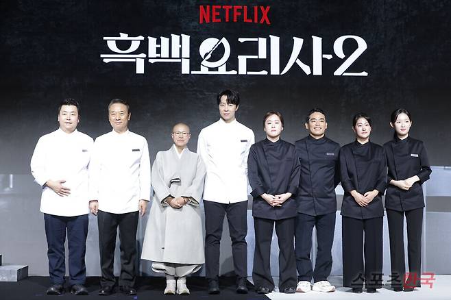 '흑백요리사: 요리 계급 전쟁2' 제작발표회에 참석한 정호영, 후덕죽, 선재스님, 손종원, 술 빚는 윤주모, 프렌치 파파, 중식 마녀, 아기 맹수.&nbsp; 25.12.17 ⓒ이혜영 기자 lhy@hankooki.com