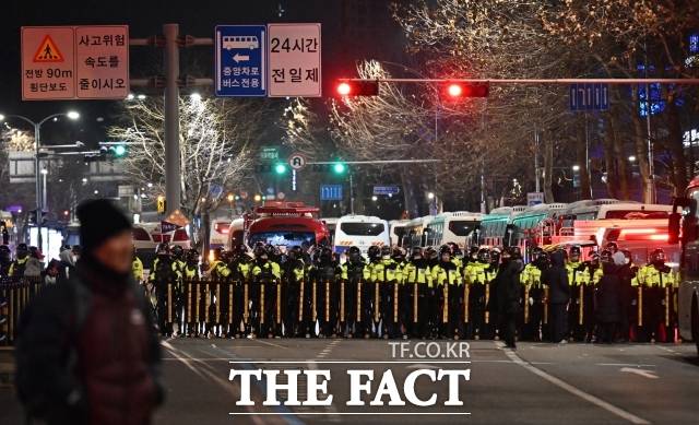 12.3 비상계엄 선포 1년이 지났음에도 정치 갈등이 극단으로 치닫는 가운데 청년층의 정치적 관심을 혐오와 냉소가 아닌 '참여의 에너지'로 전환하기 위한 해법에 이목이 쏠린다. 특히 같은 세대를 공유하는 청년 정치인들의 역할에 관심이 커지고 있다. /이새롬 기자