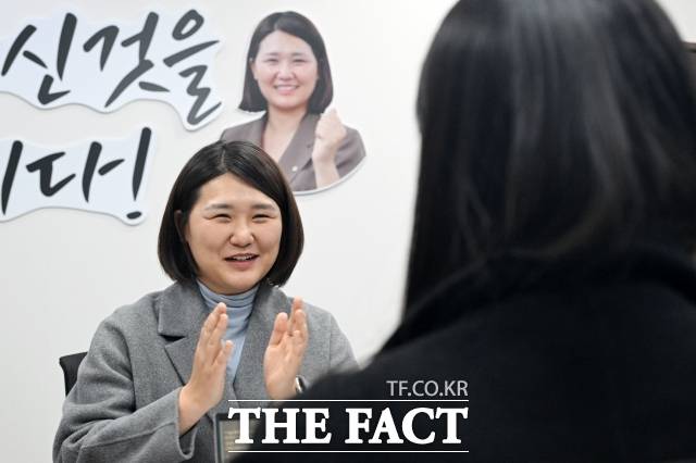 손 의원은 "정치야말로 '저평가 우량주'인 것 같다. 많은 분들이 주식을 영업할 때 이렇게 영엽하듯이 정치도 마찬가지라고 생각한다"며 "주식에 투자하는 것처럼 정치적 관심을 갖고 내가 관심있다는 것을 알리는 것을 통해 돌려받을 수 있는 효능감이 분명하다"고 강조했다. /남용희 기자