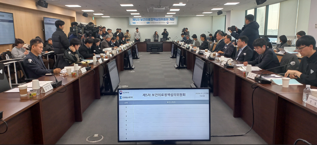 27일 보건의료정책심의위원회가 2027학년도 의대 증원 규모 산출을 위한 수급추계 모형을 6개에서 3개로 좁히려 했지만 대한의사협회 반대로 결론을 내지 못했다. 이날 오후 서울 국제전자센터에서 보건의료정책심의위원회 진행 모습. /사진=이준영