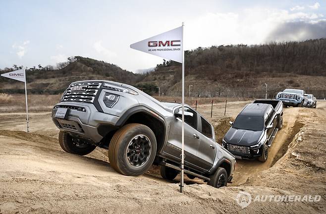 오토트랙&nbsp;액티브&nbsp;2&nbsp;스피드&nbsp;사륜구동 시스템과 리어 디퍼렌셜 잠금 기능을 적용해 노면 상황에 따라 구동력을 정밀하게 제어할 수 있도록 했다.&nbsp;(제너럴모터스 제공)