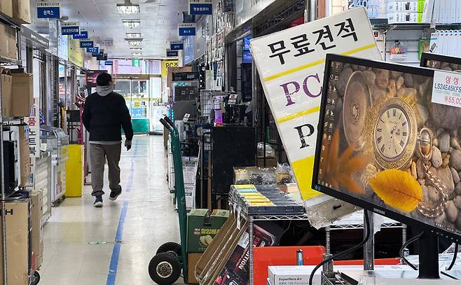 D램 등 반도체 가격이 지속적으로 상승하는 '칩플레이션'으로 인해 조립 PC와 노트북 등 제품 가격이 덩달아 치솟고 있다. 지난 19일 서울의 대표적 조립 PC 전문 상가인 용산구 한강로 선인상가가 한산한 모습이다. /장경식 기자
