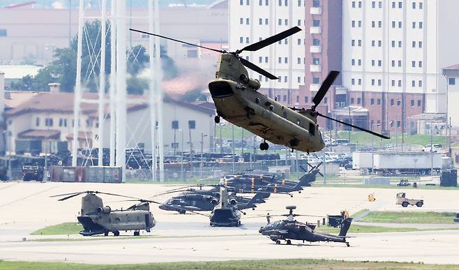 경기도 평택시 캠프 험프리스에서 치누크 헬기가 이륙하고 있는 모습./연합뉴스