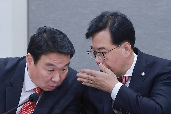 국민의힘 송언석 원내대표가 26일 국회의원회관에서 국민의힘과 경상북도가 연 대구경북통합 간담회에 참석해 정희용 사무총장과 귀엣말하고 있다./연합뉴스