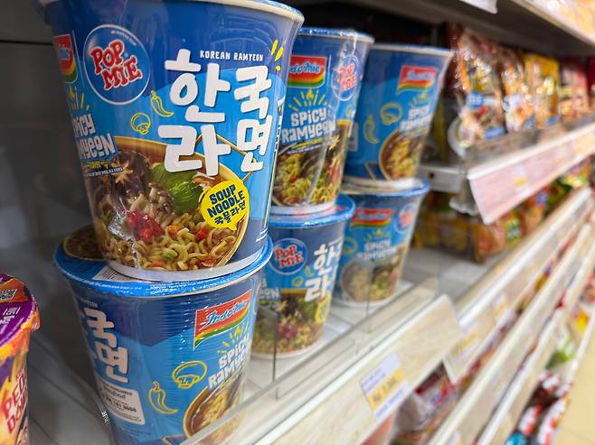 지난 22일 인도네시아 발리주 꾸따의 한 마트에 현지 유명 라면업체가 생산한 '한국라면'이 판매되고 있다./김동환 기자
