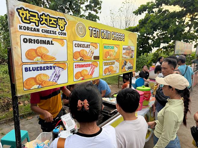 지난 16일 인도네시아 발리주 스미냑 해변에서 현지 주민들이 십원빵을 사먹기 위해 기다리고 있다./김동환 기자