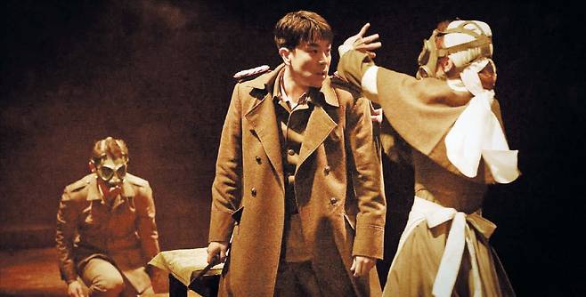 아이엠컬처연극 ‘벙커 트릴로지’ 중 ‘맥베스’의 한 장면. 독일군이 신경가스를 살포한 전쟁터, 참호 속 군인들의 이야기가 셰익스피어 비극 ‘맥베스’와 정교하게 얽혀든다.