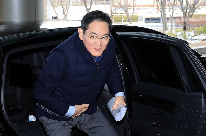 이재용 삼성전자 회장이 26일 서울 강서구 김포비즈니스항공센터에서 고 이건희 선대회장의 국보급 기증 문화재 ‘이건희 컬렉션’의 성공적인 첫 해외 전시를 기념하기 위해 미국으로 출국하기위해 차량에서 내리고 있다. /뉴스1