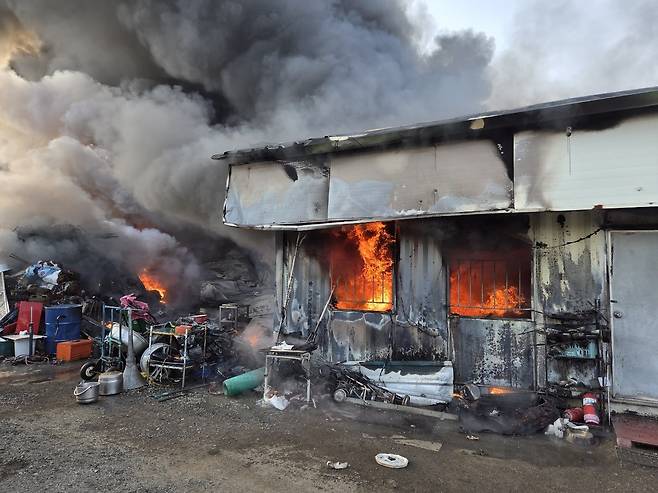 논산시 연산면의 한 고물상에서 원인을 알 수 없는 화재가 발생해 수천만 원의 재산 피해를 내고 약 3시간여 만에 꺼졌다. 논산소방서 제공