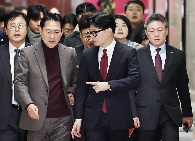 2024년 12월 12일 국회에서 한동훈 당시 국민의힘 대표(가운데)가 최고위원이었던 장동혁 현 국민의힘 대표(왼쪽)와 대화하며 걸어가고 있다. 뉴스1