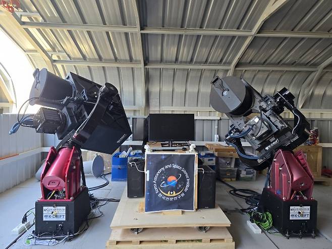 칠레 엘 사우스(El Sauce) 천문대에 설치된 한국 망원경 'K-드리프트(DRIFT)' G1 1, 2호기. 우주항공청 제공
