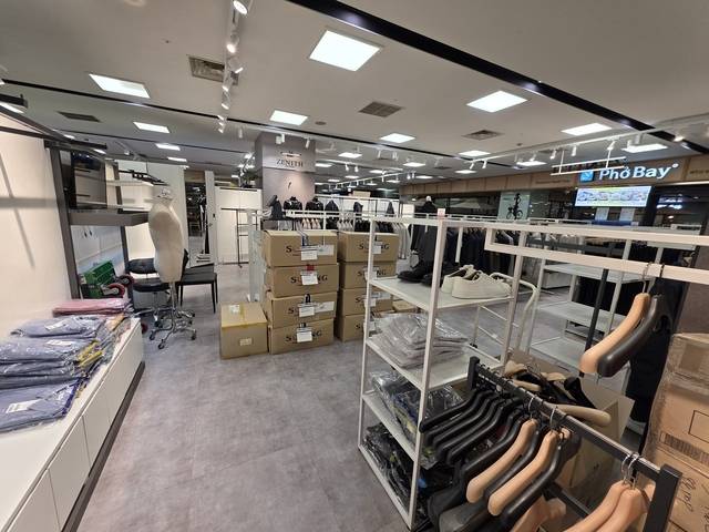 서울 강서구 등촌동 홈플러스 강서점 4층 젠지스 매장이 빠져나간 자리에 옆 매장의 제품들이 드문드문 걸려 있다. 사진= 김수연기자newsnews@