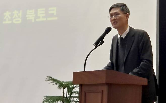 문형배 전 헌법재판소장 권한대행이 26일 광주 동구 광주고법 대회의실에서 열린 '2026년 광주고법·지법 새해맞이 명사 초청 북토크'에서 강연하고 있다. /사진=뉴시스