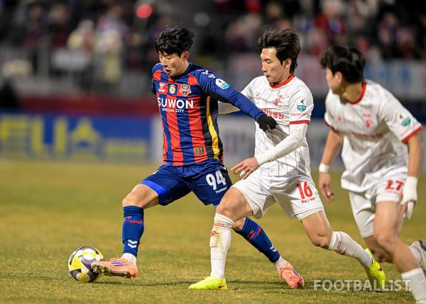 안현범(왼쪽, 당시 수원FC), 박현빈(오른쪽, 당시 부천FC1995). 서형권 기자