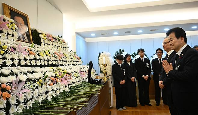 정동영 통일부 장관이 27일 서울 종로구 서울대학교병원 장례식장에 마련된 이해찬 전 국무총리의 빈소에서 조문하고 있다. 사진공동취재단