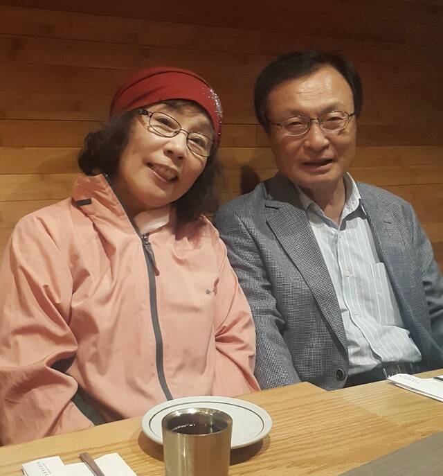 2016년 6월 당시 노무현재단 이사장이었던 이해찬 전 국무총리(오른쪽)와 유시춘 현 교육방송 이사장 등이 ‘노무현 기념관’ 준비를 위해 미국 주요 대통령 기념관들을 살피러 방미했다. 사진은 로스앤젤레스의 한 식당에서의 모습. 유시춘 교육방송 이사장 제공