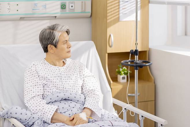 노인 중 질병 관리가 필요한데 도와줄 가족이 없거나 거동이 불편해 불가피하게 입원을 선택하는 경우가 많은데, 이는 오히려 병세를 악화시킬 수 있어 신중한 선택이 필요하다./사진=클립아트코리아