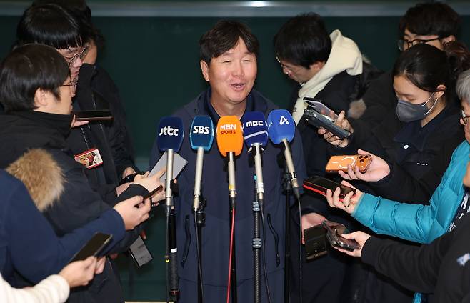 <yonhap photo-7463=""> 인천공항에서 인터뷰하는 류지현 감독 (영종도=연합뉴스) 김성민 기자 = 류지현 한국 야구대표팀 감독이 21일 인천국제공항 1터미널에서 월드베이스볼클래식(WBC) 1차 캠프를 마치고 귀국하며 인터뷰하고 있다. 2026.1.21 ksm7976@yna.co.kr/2026-01-21 22:09:40/ <저작권자 ⓒ 1980~2026 ㈜연합뉴스. 무단 전재 재배포 금지, AI 학습 및 활용 금지></yonhap>