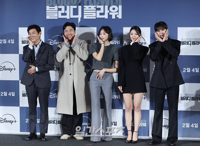 배우 성동일, 신승환, 금새록, 정소리, 려운이 27일 오전 서울 용산구 CGV용산아이파크몰에서 열린 디즈니+ 오리지널 '블러디 플라워' 제작발표회에 참석해 포토타임을 갖고 있다. '블러디 플라워'는 모든 불치병을 치료할 수 있는 능력을 가진 연쇄살인범을 둘러싼 사람들의 이야기를 그린 미스터리 스릴러. 오는 2월 4일 공개. 서병수 기자 qudtn@edaily.co.kr /2026.01.27/