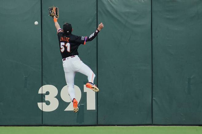 <yonhap photo-3684="">주전 중견수로 아쉬움을 남긴 이정후의 수비 모습. [AP=연합뉴스]</yonhap>