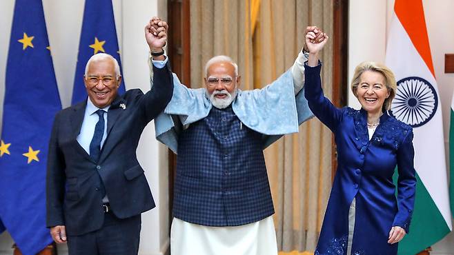 인도 뉴델리에 방문한 우르줄라 폰데어라이엔 EU 집행위원장(오른쪽)과 안토니우 코스타 유럽평의회 의장(왼쪽)이 나렌드라 모디 인도 총리와 기념사진을 촬영하고 있다.