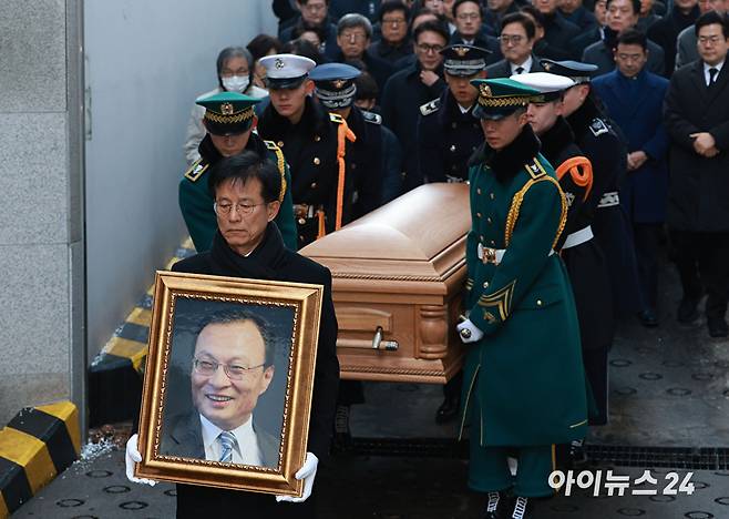 베트남 출장 중 별세한 고(故) 이해찬 전 총리의 운구 차량이 27일 서울 종로구 서울대병원 장례식장에 도착해 운구되고 있다. [사진=곽영래 기자]