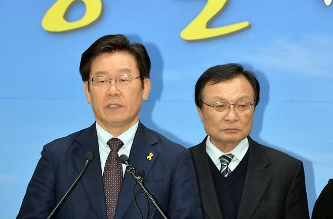 이재명 대통령이 경기 성남시장 재직시절이던 2016년 11월 2일, 당시 사단법인 통일맞이 이사장이었던 고 이해찬 전 국무통리와 성남시청에서 '금강 1894' 평양공연 추진 등 남북교류협력에 관한 협약을 체결한 뒤 기자회견을 하고 있다. 2016.11.2 [성남시 제공] [사진=연합뉴스]