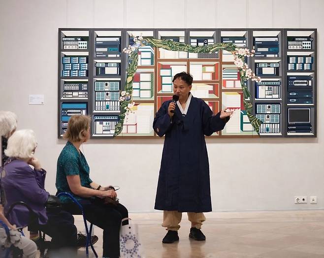 2022년 오스트리아 빈 세계박물관의 ‘책거리’ 전시에서 설명 중인 미술사학자 정병모 전 경주대 교수. [사진 정병모]