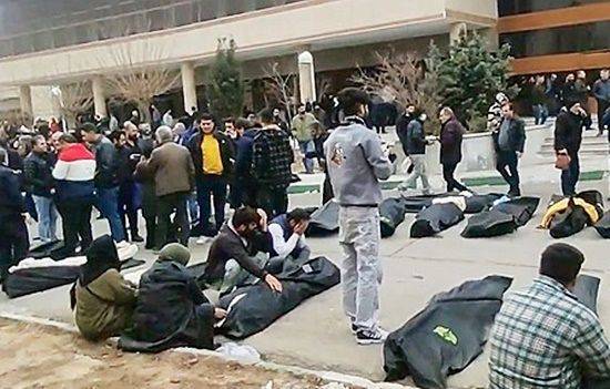 이란 테헤란 외곽 법의학 시설인 카흐리자크 법의학센터 마당에 쌓인 시신 가방들. AP=연합뉴스