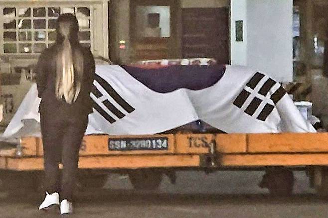 26일(현지시간) 베트남 호찌민시 떤선녓 국제공항에 도착한 이해찬 민주평화통일자문회의 수석부의장의 관이 대형 태극기에 감싸인 채 공항 내부로 옮겨지고 있다. 연합뉴스