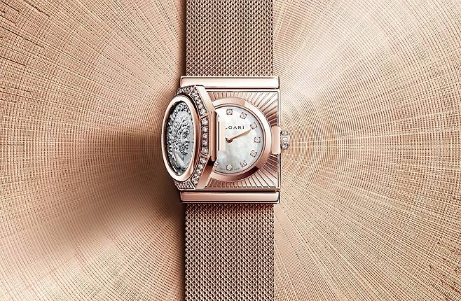 불가리 마글리아 밀라네즈 모네떼는 고대 로마 은화로 만든 덮개를 열면 시계가 나타나는 시크릿 워치다. 아워 마커에 다이아몬드를 올려 화려함을 더했다. 사진 LVMH