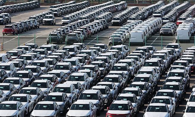 14일 경기도 평택항에 수출용 자동차가 세워져 있다. 연합뉴스