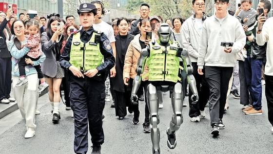 2025년 2월 경찰 업무에 투입된 PM01 로봇. 선전시 홈페이지